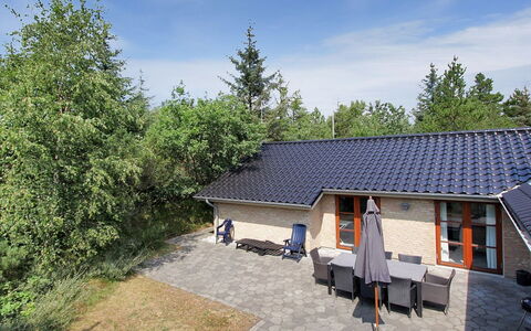 Holmved - 1.2Km from the Sea: Wohngebiet, Dach, Vorort, Auffahrt, Estate, Kamin