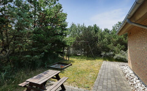 Holmved - 1.2Km from the Sea: Wohngebiet, Dach, Vorort, Auffahrt, Estate, Kamin