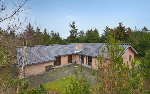 Holmved - 1.2Km from the Sea: Wohngebiet, Dach, Vorort, Auffahrt, Estate, Kamin