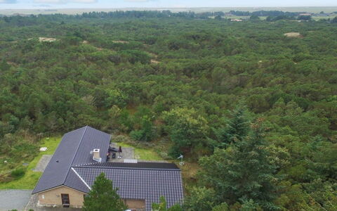 Holmved - 1.2Km from the Sea: Wohngebiet, Dach, Vorort, Auffahrt, Estate, Kamin