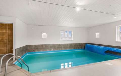Domnika - 350M from the Sea: Flooring, Fussboden, Decke, Verbundwerkstoff, Design, Daylighting, Schwimmbad, Holzbeize, Fliese, Hotel