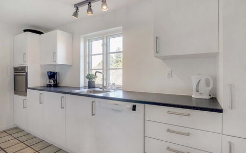 Domnika - 350M from the Sea: Küche, Countertop, Flooring, Cabinetry, Interior Design, Küchengerät, Fussboden, Armatur, Möbel, Major Appliance