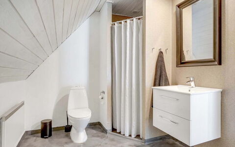 Domnika - 350M from the Sea: Flooring, Fussboden, Armatur, Wand, Badezimmer, Interior Design, Holz, Toilette, Decke, Sinken