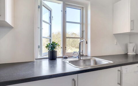 Domnika - 350M from the Sea: Spüle, Countertop, Küche, Flooring, Interior Design, Armatur, Fussboden, Zapfhahn, Cabinetry, Sinken