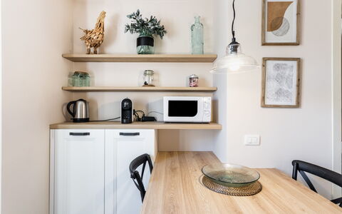 Donna Rosa Holiday Home: Möbel, Eigentum, Cabinetry, Tabelle, Bilderrahmen, Holz, Interior Design, Countertop, Gebäude, Fussboden