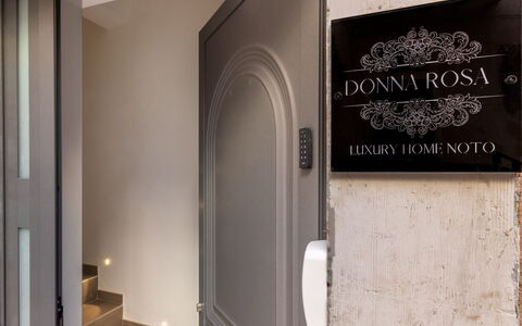 Donna Rosa Holiday Home: Eigentum, Gebäude, Holz, Tür, Wand, Schriftart, Hartholz, Home Door, Zimmer