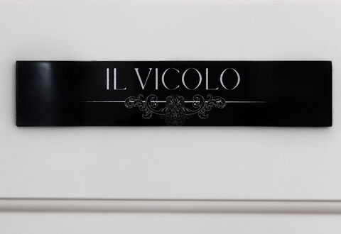 Donna Rosa Holiday Home: Rechteck, Schriftart, Mode-Accessoire, Metall, Signage, Logo, Elektrisches Blau