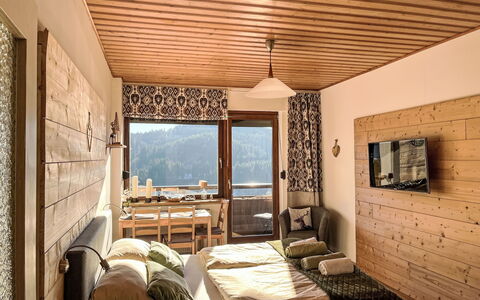 Wolf: Möbel, Interior Design, Zimmer, Decke, Schlafzimmer, Holzbeize, Hartholz, Stuhl, Bett, Kissen