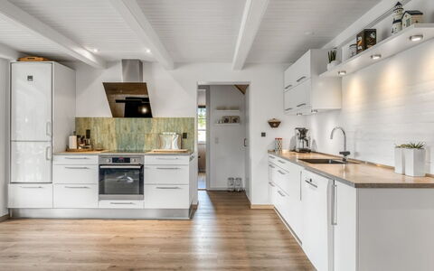 Rasmina - 1.2Km from the Sea: Küche, Countertop, Flooring, Küchengerät, Major Appliance, Cabinetry, Interior Design, Möbel, Holzboden, Holz