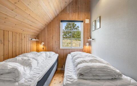 Rasmina - 1.2Km from the Sea: Holz, Schlafzimmer, Bett, Bedding, Zuhause, Bettdecke, Hartholz, Planke, Holzbeize, Bettrahmen