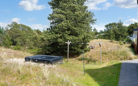 Rasmina - 1.2Km from the Sea: Strauch, Grundstueck, Garten, Immergrün, Lärche, Park, Pine Familie