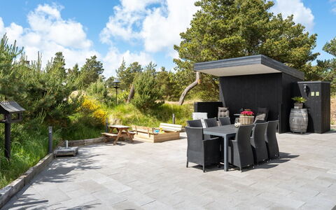 Rasmina - 1.2Km from the Sea: Strauch, Garten, Blumentopf, Gartenmöbel, Schatten, Beton, Landscaping, Stuhl, Terrasse