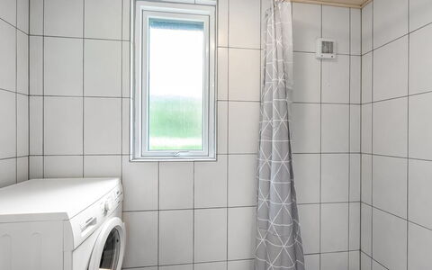 Dwerg - 300M to the Fjord: Flooring, Fussboden, Decke, Fliese, Installation, Armatur, Daylighting, Badezimmer