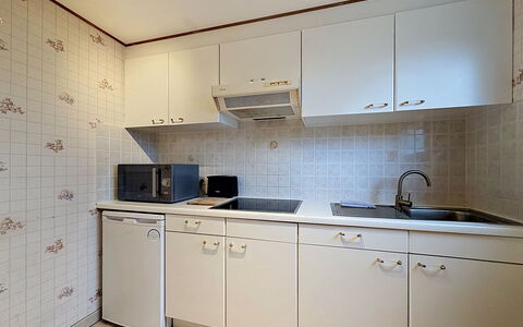 Edelweiss with Parking: Küche, Küchengerät, Countertop, Major Appliance, Armatur, Spüle, Sinken, Flooring, Cabinetry, Zapfhahn