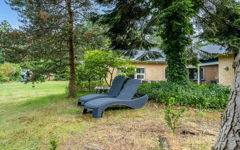 Siggut - 100M from the Sea: Dach, Haus, Zuhause, Hütte, Tür, Abstellgleis, Deck, Veranda, Planke, Hartholz