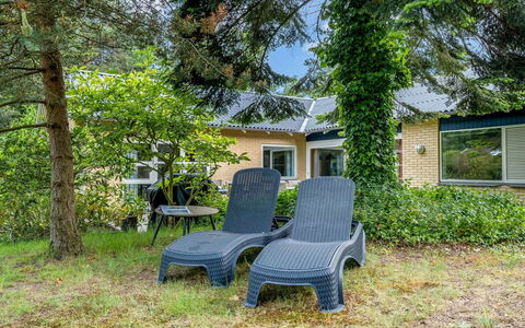Siggut - 100M from the Sea: Dach, Haus, Zuhause, Hütte, Tür, Abstellgleis, Deck, Veranda, Planke, Hartholz
