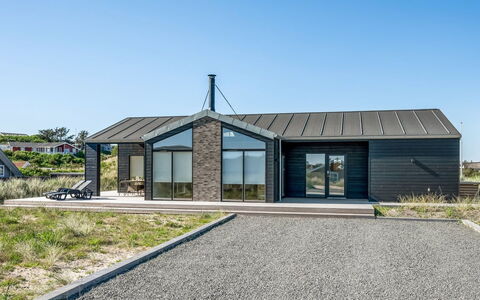 Chenoa - 350M from the Sea: Wohngebiet, Strauch, Haus, Zuhause, Garten, Estate, Schatten, Landscaping, Rasen