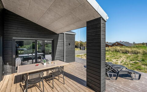 Chenoa - 350M from the Sea: Wohngebiet, Strauch, Haus, Zuhause, Garten, Estate, Schatten, Landscaping, Rasen
