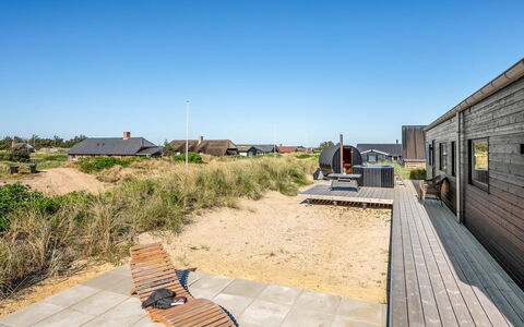 Chenoa - 350M from the Sea: Wohngebiet, Strauch, Haus, Zuhause, Garten, Estate, Schatten, Landscaping, Rasen