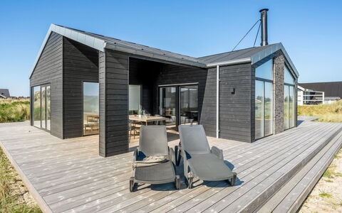 Chenoa - 350M from the Sea: Wohngebiet, Strauch, Haus, Zuhause, Garten, Estate, Schatten, Landscaping, Rasen