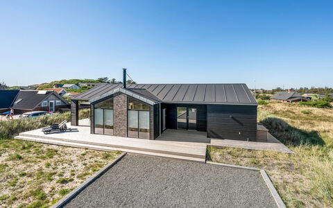 Chenoa - 350M from the Sea: Wohngebiet, Strauch, Haus, Zuhause, Garten, Estate, Schatten, Landscaping, Rasen