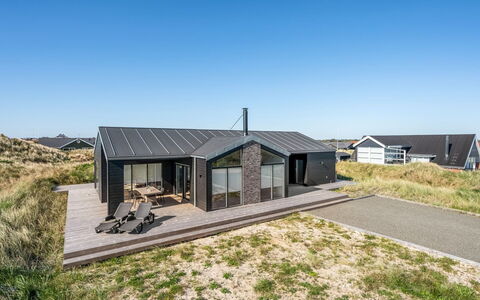 Chenoa - 350M from the Sea: Wohngebiet, Strauch, Haus, Zuhause, Garten, Estate, Schatten, Landscaping, Rasen