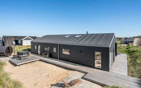 Chenoa - 350M from the Sea: Wohngebiet, Strauch, Haus, Zuhause, Garten, Estate, Schatten, Landscaping, Rasen