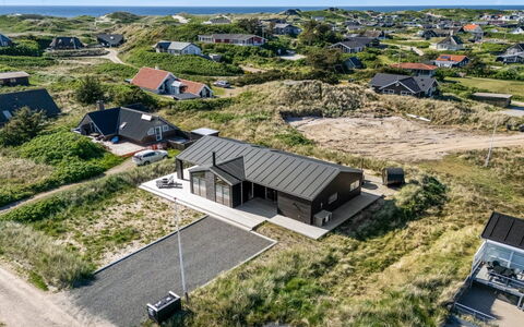 Chenoa - 350M from the Sea: Wohngebiet, Strauch, Haus, Zuhause, Garten, Estate, Schatten, Landscaping, Rasen