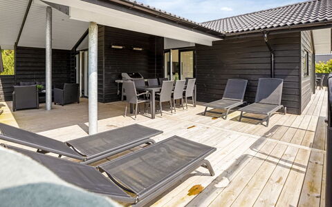 Aleksa - 500M from the Sea: Möbel, Interior Design, Flooring, Fussboden, Decke, Zimmer, Stuhl, Tabelle, Wohnung, Küche & Esszimmer Tisch