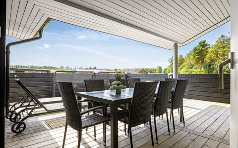 Aleksa - 500M from the Sea: Möbel, Interior Design, Flooring, Fussboden, Decke, Zimmer, Stuhl, Tabelle, Wohnung, Küche & Esszimmer Tisch