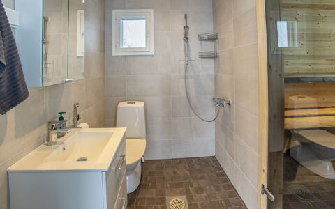 Hehku: Badezimmer, Flooring, Armatur, Wand, Fussboden, Interior Design, Holz, Sinken, Bad Sink, Toilette