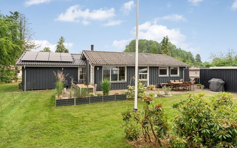Juste - 1.7Km from the Sea: Gras, Haus, Dach, Zuhause, Strauch, Wohngebiet, Hütte, Grundstueck, Garten