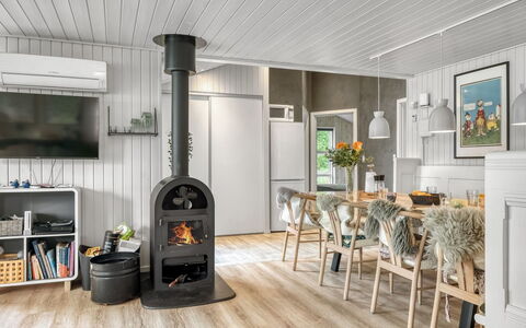 Juste - 1.7Km from the Sea: Holz, Flooring, Interior Design, Fussboden, Decke, Möbel, Holzboden, Zuhause, Wohnzimmer, Stuhl