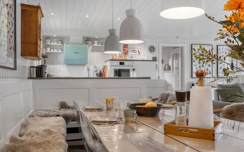 Juste - 1.7Km from the Sea: Möbel, Interior Design, Light Fixture, Decke, Küche, Flooring, Countertop, Beleuchtung, Zimmer, Zuhause