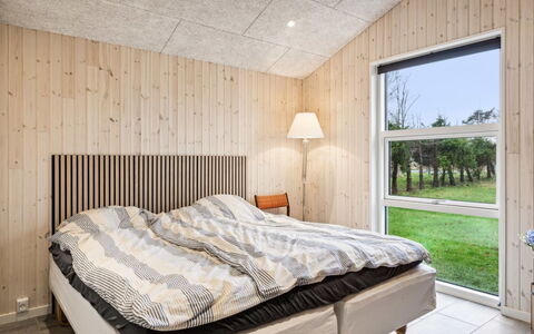 Juste - 1.7Km from the Sea: Holz, Decke, Schlafzimmer, Interior Design, Flooring, Bett, Fussboden, Zimmer, Bettrahmen, Hartholz