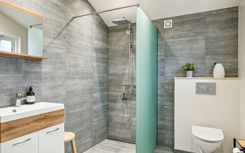 Juste - 1.7Km from the Sea: Flooring, Fussboden, Armatur, Interior Design, Badezimmer, Toilette, Badezimmerschrank, Installation, Fliese, Toilleten Sitz