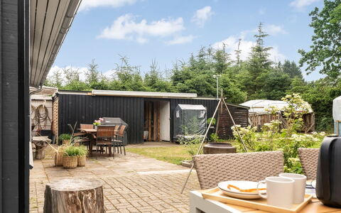 Juste - 1.7Km from the Sea: Holz, Tisch Im Freien, Garten, Gartenmöbel, Hütte, Hinterhof, Schatten, Garten, Stuhl, Gartenbauten