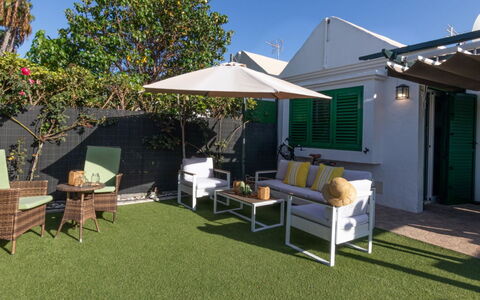 Playa Flor 82: Möbel, Himmel, Schatten, Gebäude, Gartenmöbel, Interior Design, Freizeit, Wohngebiet, Landschaft, Grundeigentum