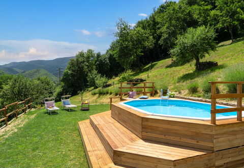 Villa Dei Tigli: Wasser, Pflanze, Himmel, Schwimmbad, Baum, Wolke, Gartenmöbel, Gebäude, Natürliche Landschaft, Schatten