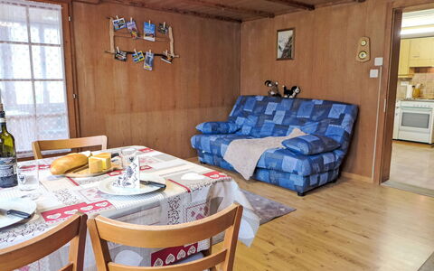 Reinisch: Tabelle, Eigentum, Möbel, Azurblau, Fenster, Holz, Geschirr, Interior Design, Couch, Baum