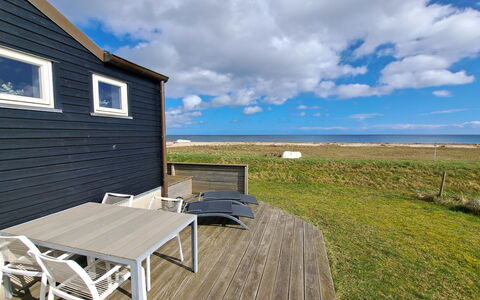 Dory - 30M from the Sea: Möbel, Interior Design, Flooring, Fussboden, Decke, Zimmer, Stuhl, Tabelle, Wohnung, Küche & Esszimmer Tisch