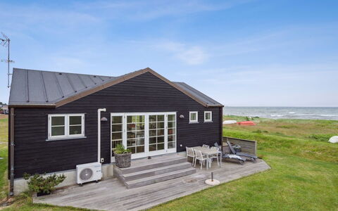 Dory - 30M from the Sea: Möbel, Interior Design, Flooring, Fussboden, Decke, Zimmer, Stuhl, Tabelle, Wohnung, Küche & Esszimmer Tisch