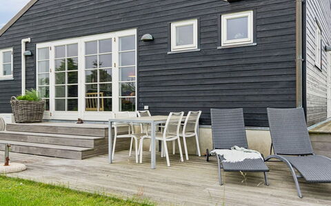 Dory - 30M from the Sea: Möbel, Interior Design, Flooring, Fussboden, Decke, Zimmer, Stuhl, Tabelle, Wohnung, Küche & Esszimmer Tisch