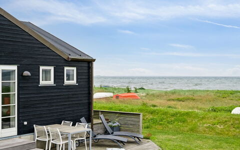 Dory - 30M from the Sea: Möbel, Interior Design, Flooring, Fussboden, Decke, Zimmer, Stuhl, Tabelle, Wohnung, Küche & Esszimmer Tisch