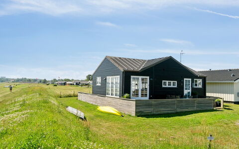 Dory - 30M from the Sea: Möbel, Interior Design, Flooring, Fussboden, Decke, Zimmer, Stuhl, Tabelle, Wohnung, Küche & Esszimmer Tisch
