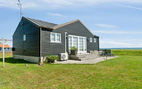 Dory - 30M from the Sea: Möbel, Interior Design, Flooring, Fussboden, Decke, Zimmer, Stuhl, Tabelle, Wohnung, Küche & Esszimmer Tisch