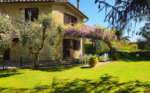 La Piccola Rocca: Pflanze, Gebäude, Himmel, Fenster, Blume, Baum, Hütte, Natürliche Landschaft, Vegetation, Haus