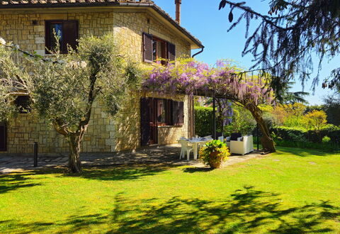 La Piccola Rocca: Pflanze, Gebäude, Himmel, Fenster, Blume, Baum, Hütte, Natürliche Landschaft, Vegetation, Haus
