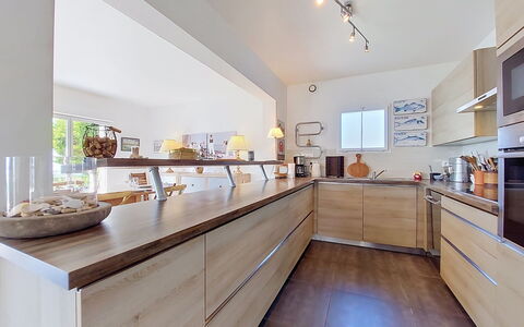 Ruilh Avel: Küche, Countertop, Möbel, Interior Design, Cabinetry, Flooring, Küchengerät, Fussboden, Holz, Zuhause