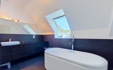 Ruilh Avel: Armatur, Flooring, Badezimmer, Zapfhahn, Interior Design, Sinken, Fussboden, Installation, Badewanne, Decke